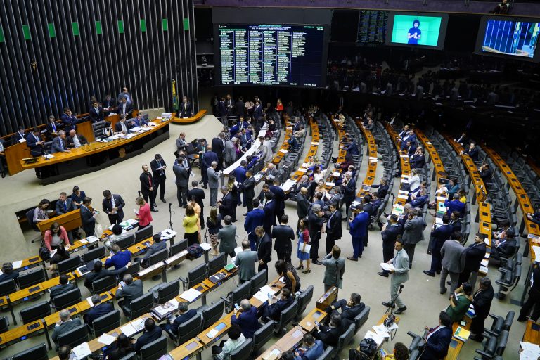 Câmara aprova permissão para clube de futebol se transformar em empresa
