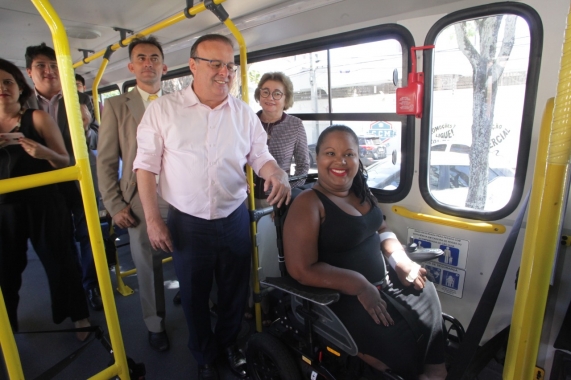 Prefeitura entrega 10 novos micro-ônibus a pacientes atendidos pelo Prae