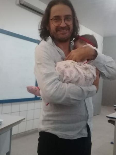 UOL: Professor dá aula com filha de aluna nos braços em escola no RN