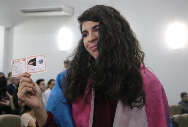 Presa com maconha, advogada trans é liberada mas acusa PM de forjar evidências