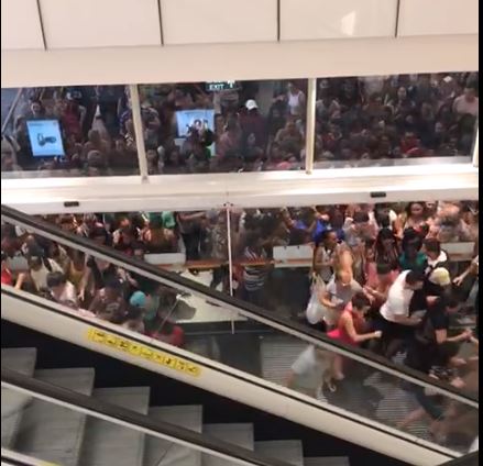 Black Friday: multidão invade shopping de Natal após abertura; assista