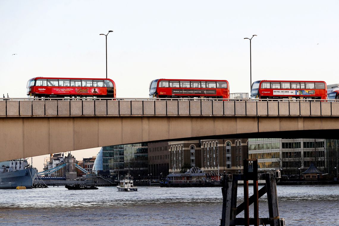 Esfaqueador fere 5 e é morto pela polícia após ataque na Ponte de Londres