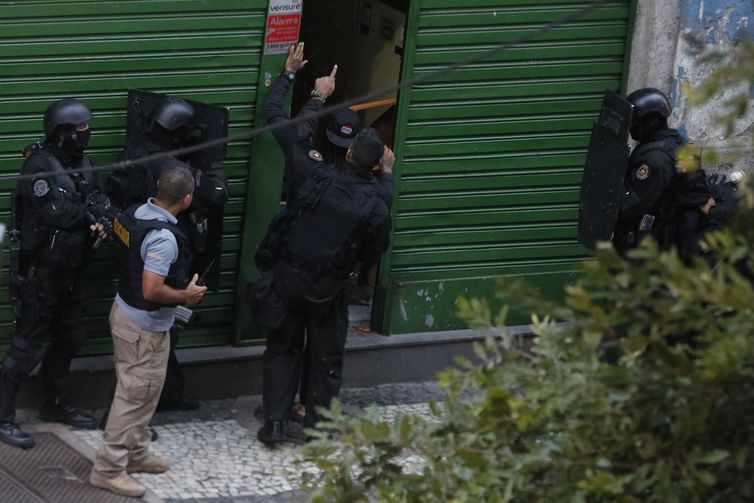 Com arma de choque, polícia rende sequestrador e liberta reféns no RJ
