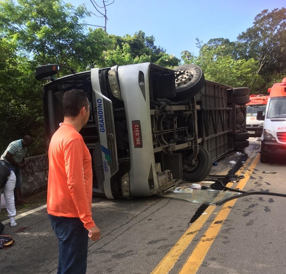 Ônibus com time de rugby vira e menina de 13 anos morre em SP