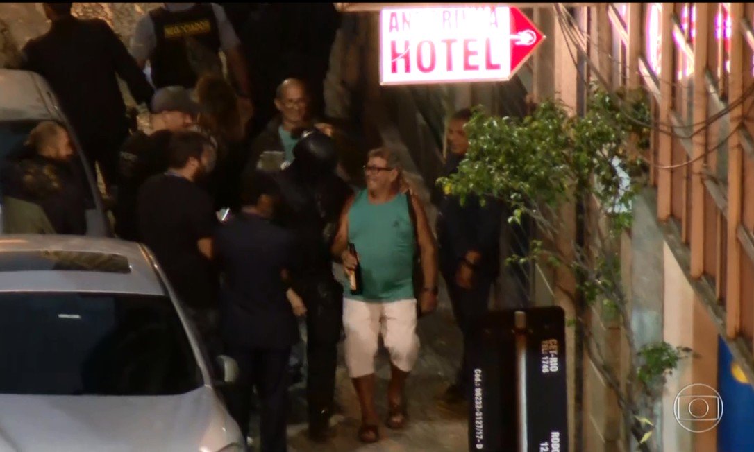Refém sai de sequestro no RJ com garrafa de cerveja na mão e sorrindo
