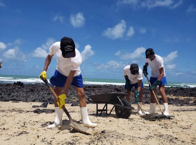 Óleo na praia de Cabo Frio não é compatível com substância do Nordeste