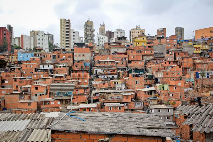 Oito pessoas morrem pisoteadas durante baile funk em SP