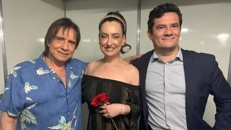 (VÍDEO) Sergio Moro é ovacionado por público em show de Roberto Carlos; assista