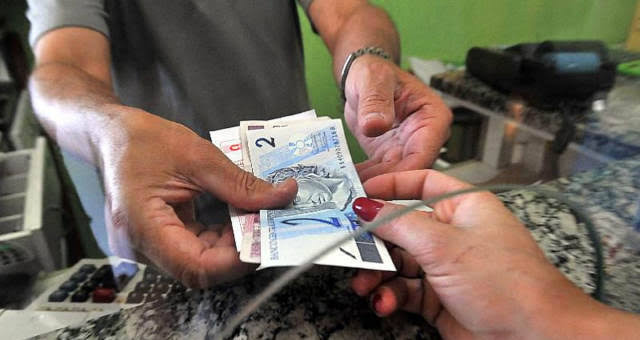 Maior parte do abono salarial beneficia menos pobres, revela Tesouro