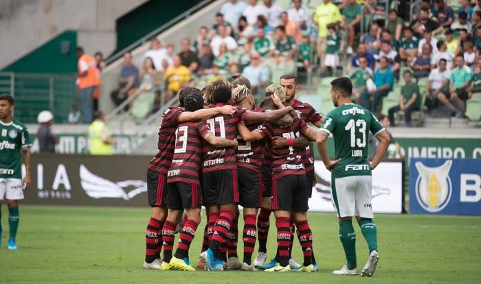 Campeão Flamengo vence Palmeiras em dia de recordes