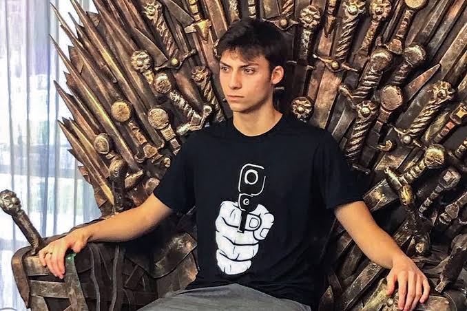 Filho de 20 anos de Bolsonaro se prepara para entrar na política