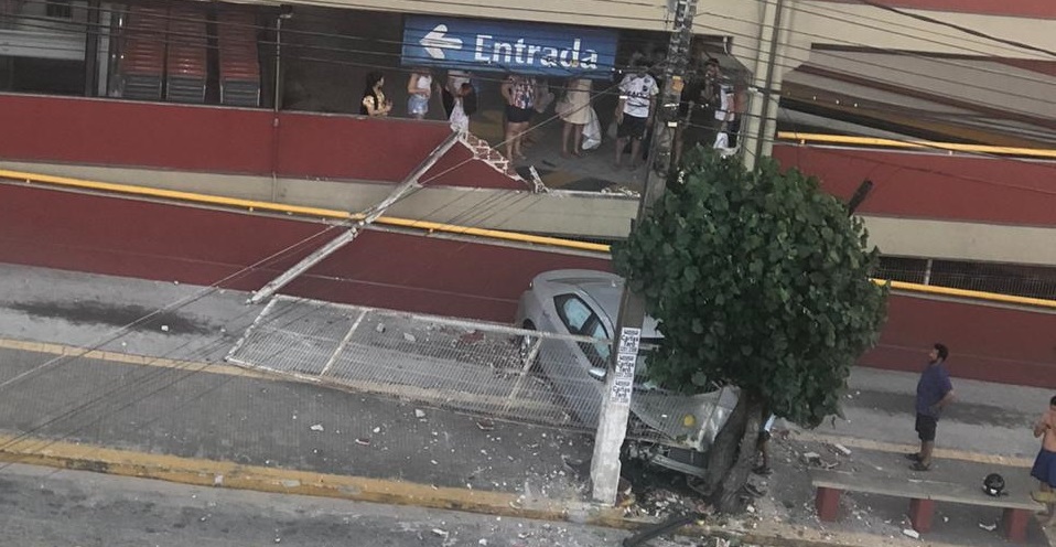 Motorista perde controle de veículo e atravessa muro de estacionamento