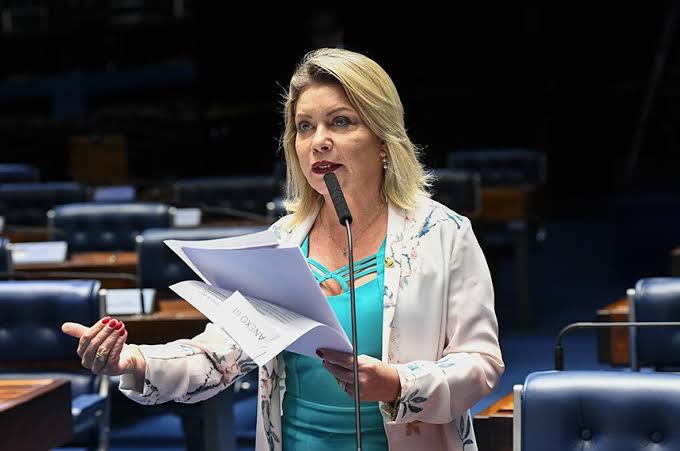 Relator no TSE vota por cassar mandato de senadora conhecida por "Moro de saias"
