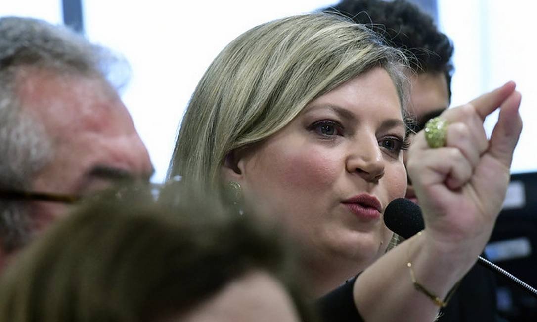 Eduardo Bolsonaro é um dos líderes de milícia digital, diz Joice em CPI