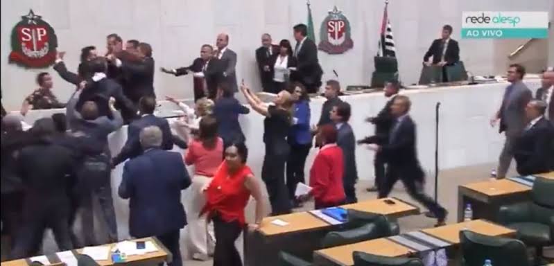 (VÍDEO) Deputados partem para briga durante sessão na Assembleia de SP; assista