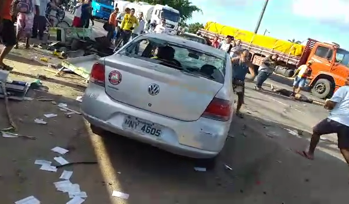 Motorista bêbado que matou trabalhador tem carro apedrejado por populares; vídeo