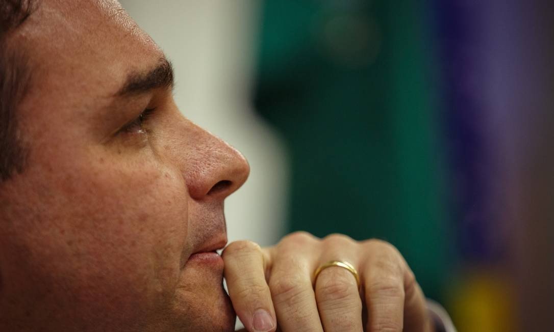 Suspensa há 4 meses, investigação sobre Flávio Bolsonaro é retomada pelo MP