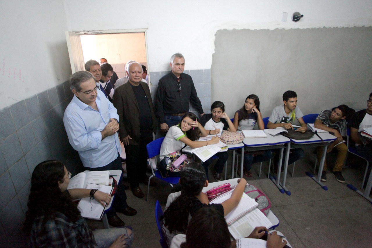 Álvaro Dias e deputado Girão visitam escola que será Cívico-Militar em 2020