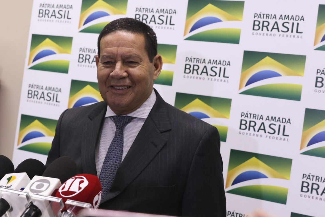 “Vivemos era de mares revoltos, de céus um tanto quanto cinzentos”, diz Mourão