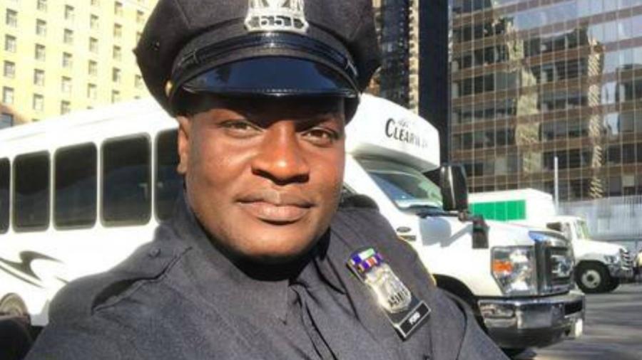 Ex-dançarino do É o Tchan aparece em foto com uniforme de policial no Canadá