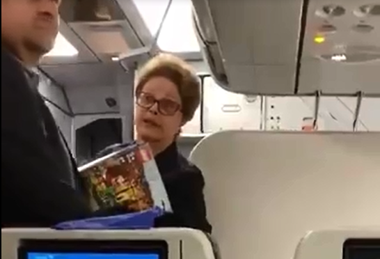 (VÍDEO) Dilma é hostilizada e bate boca em voo: "Ótimo é o Bolsonaro"; assista