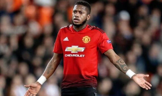 Torcedor do Manchester City faz gestos racistas para jogador brasileiro