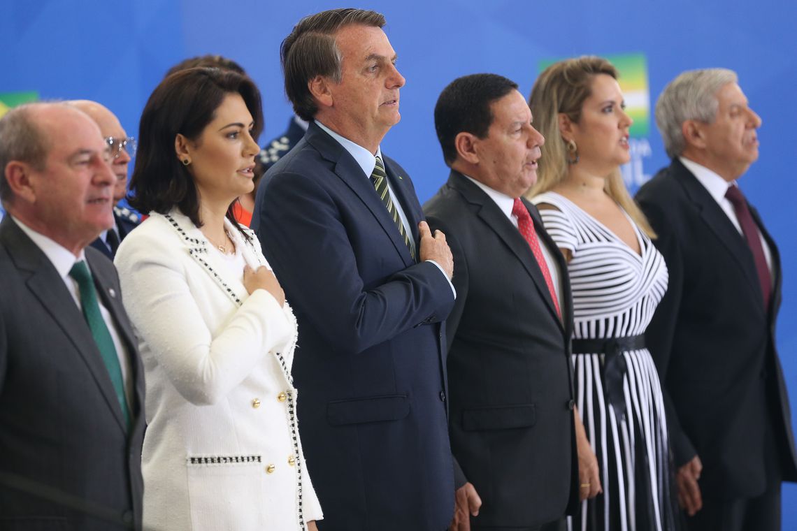 Bolsonaro: Forças Armadas são âncora do governo, que adora a Deus