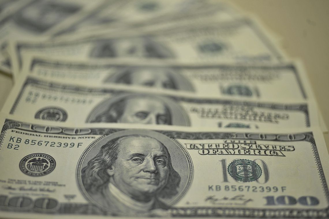 Dólar cai para R$ 4,129 e fecha no menor nível em um mês
