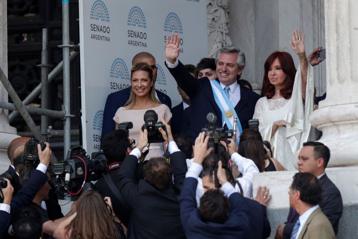 Sem Bolsonaro e com Mourão, Alberto Fernández assume governo na Argentina