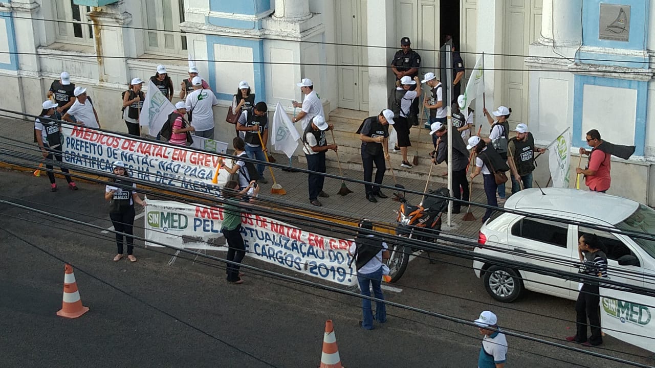 VÍDEO: Médicos de Natal protestam varrendo calçada da Prefeitura; assista