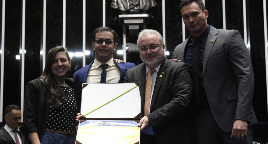 Marcos Dionísio é homenageado com a comenda de direitos humanos no Senado