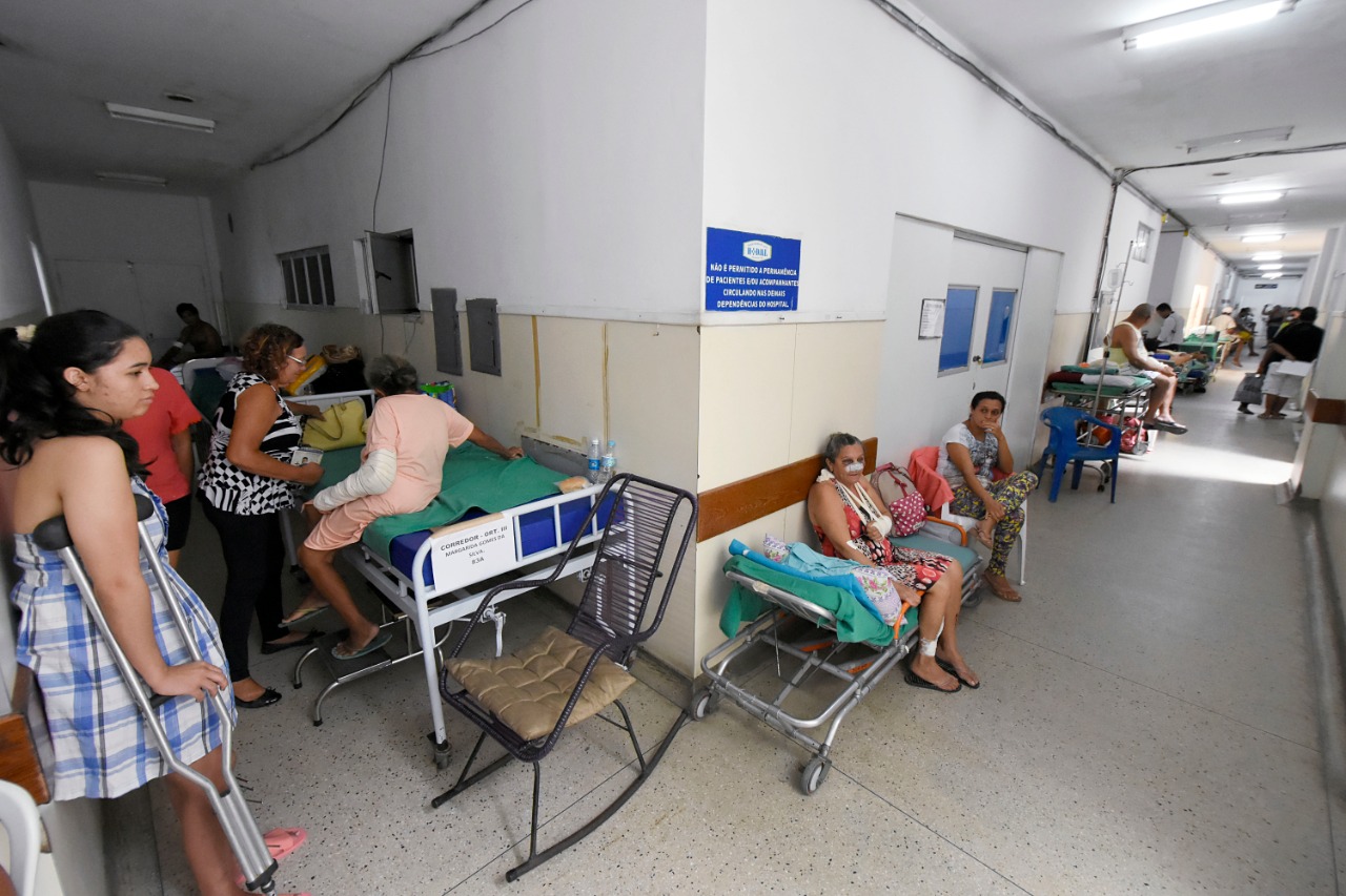 Teto do Hospital Deoclécio Marques cai e atinge paciente de 69 anos