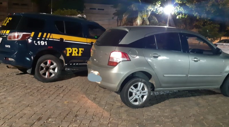PRF apreende na BR 101 dois adolescentes com veículo roubado