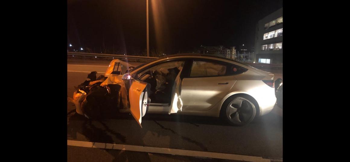 Tesla em modo autônomo bate em carro da polícia nos EUA