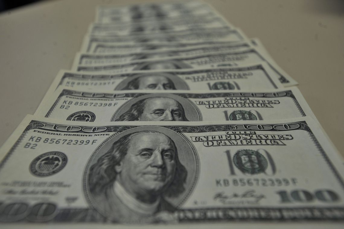 Dólar fecha abaixo de R$ 4,10 pela primeira vez em mais de um mês