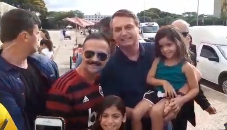(VÍDEO) “Se sumir carteira, já sei quem é”, diz Bolsonaro ao ver flamenguista