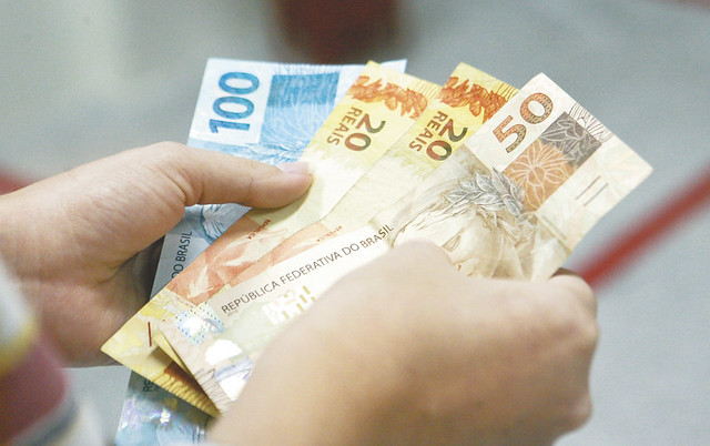 Guedes: alta da inflação fará salário mínimo ficar acima de R$ 1.031
