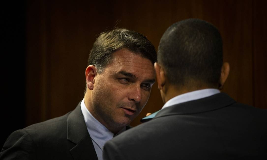 Mensagens de ex-assessora de Flávio Bolsonaro expõem esquema na Alerj