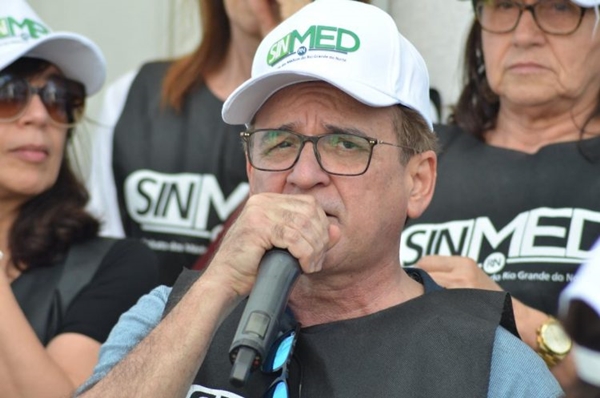 Médicos do município discutem "greve" em reunião da categoria