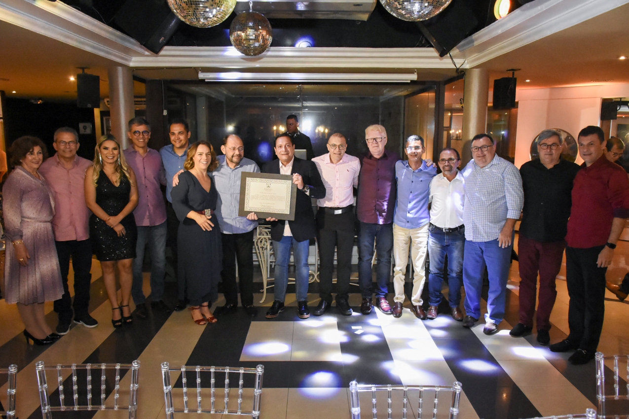 Gustavo Carvalho recebe placa de parlamentar do ano da Assembleia