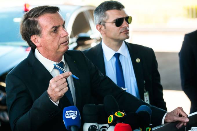 ‘Pergunta para a sua mãe’, diz Bolsonaro a jornalista sobre caso Queiroz
