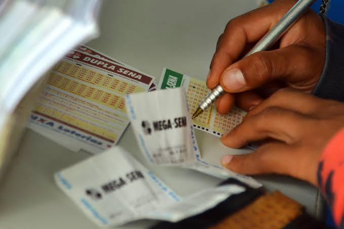Mega-Sena acumula; veja as dezenas sorteadas neste sábado