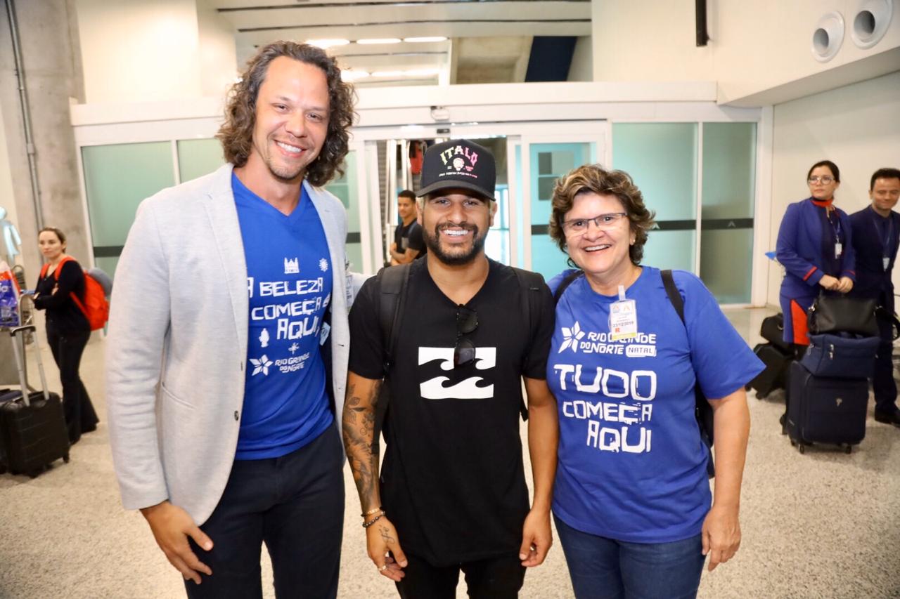 Surfista campeão do mundo, Ítalo Ferreira é recebido com honrarias de herói