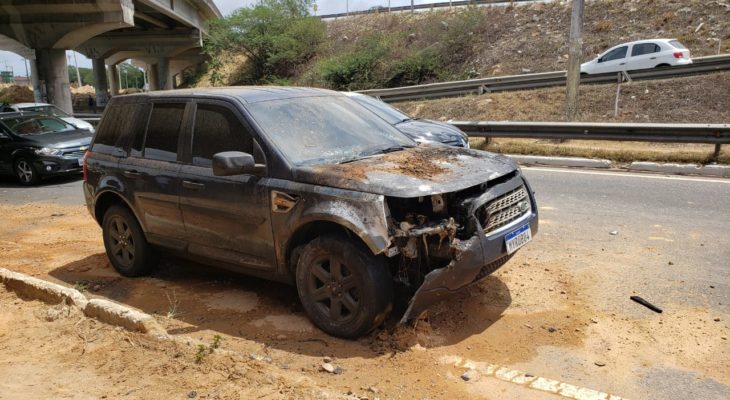 Carro pega fogo no Viaduto de Parnamirim