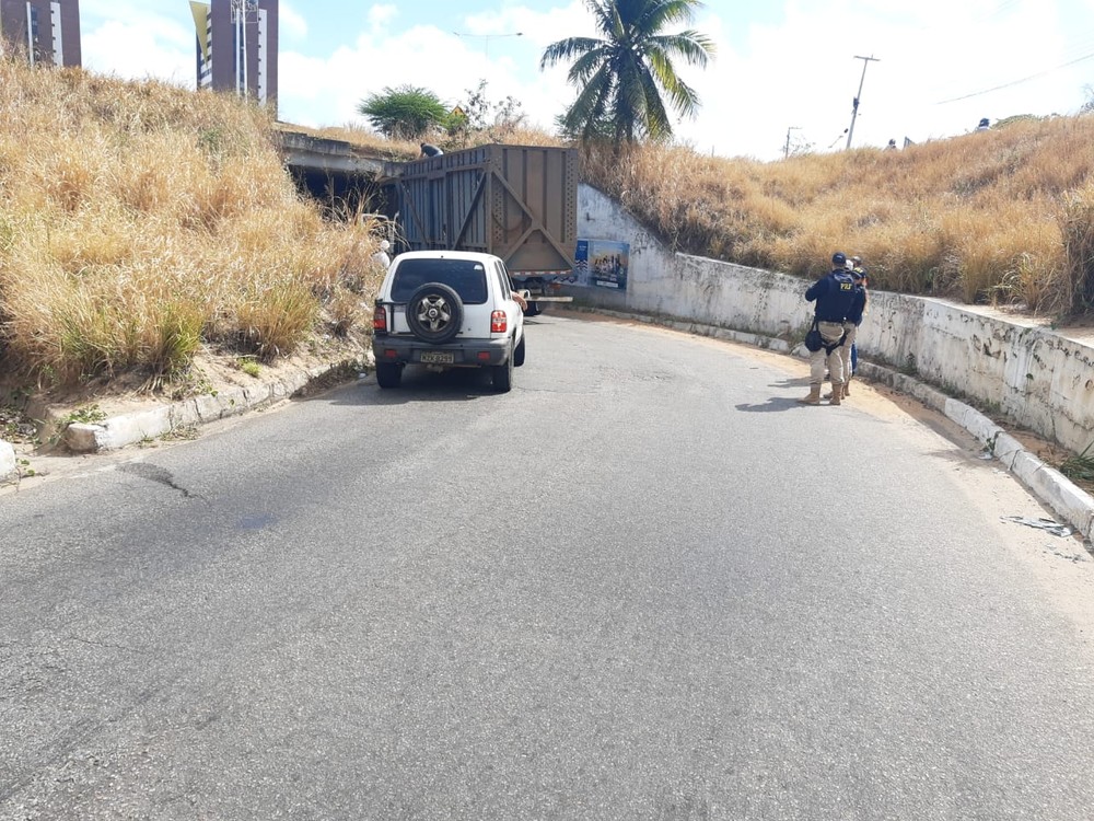 Caminhão 'entala' embaixo de túnel e interrompe trânsito em Natal