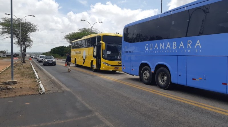 PRF faz ação educativa sobre uso do cinto de segurança em ônibus