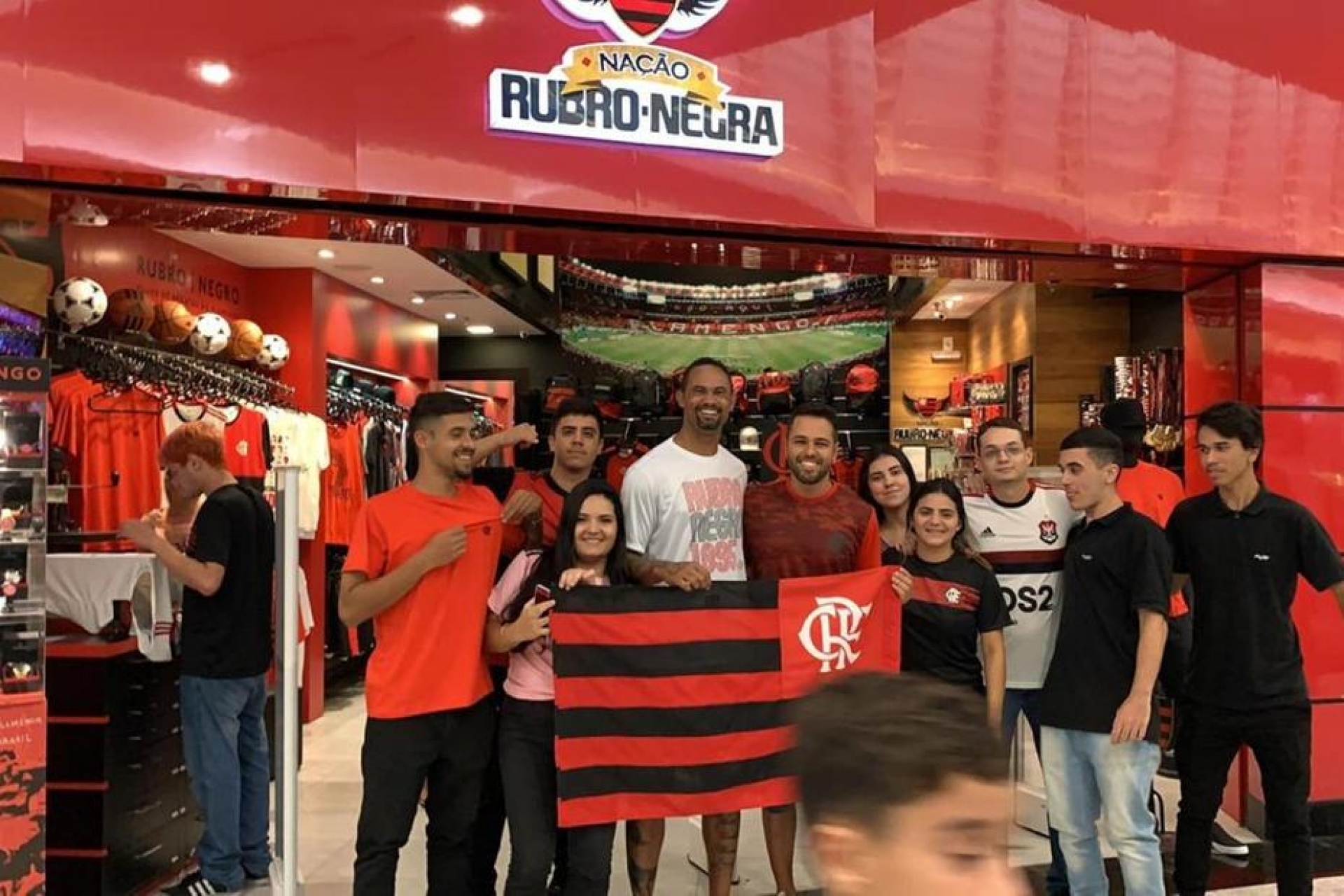 Condenado por assassinato, goleiro é tietado por torcedores do Flamengo