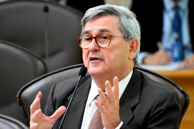 Alteração na Constituição permitirá que prefeitos recebam emendas sem convênios