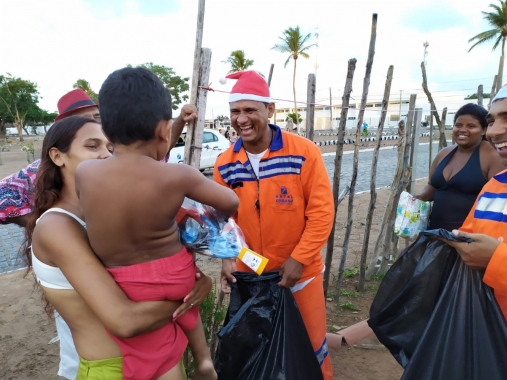 Gari Noel entrega brinquedos a crianças de comunidades carentes de Natal