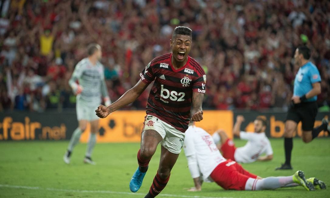 Desejado por futebol chinês quer contrato vitalício com o Flamengo